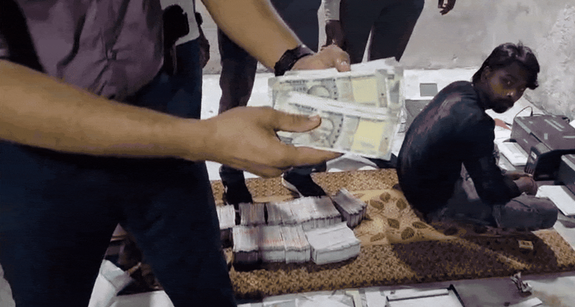 ડી ફોર ડીસા ડી ફોર ડુપ્લીકેટ; ડીસાના મહાદેવીયા ગામેથી ડુપ્લીકેટ નોટોની ફેક્ટરી ઝડપાઈ