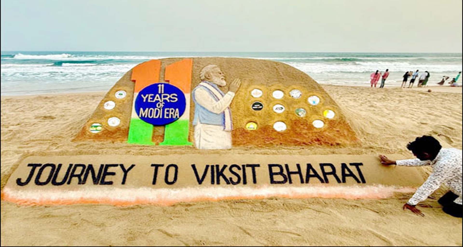 પ્રખ્યાત રેતી કલાકાર વડાપ્રધાન મોદીને ૧૧ વર્ષના શાસન બદલ 'વિકસિત ભારત' થીમ પર ભવ્ય રેતી શિલ્પ બનાવ્યું
