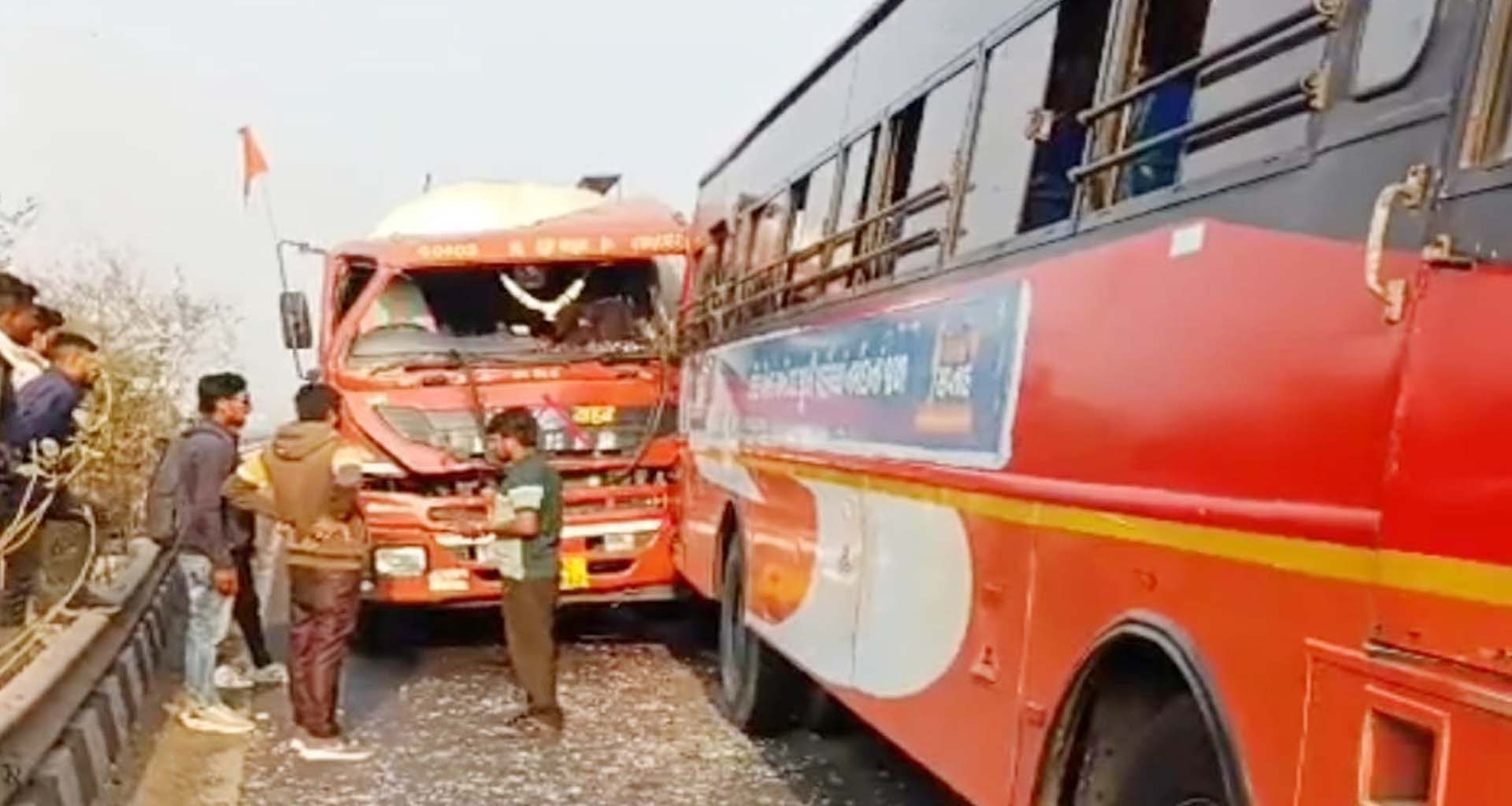 ડીસાના બનાસ નદીના પુલ પર વિચિત્ર અકસ્માત સર્જાયો