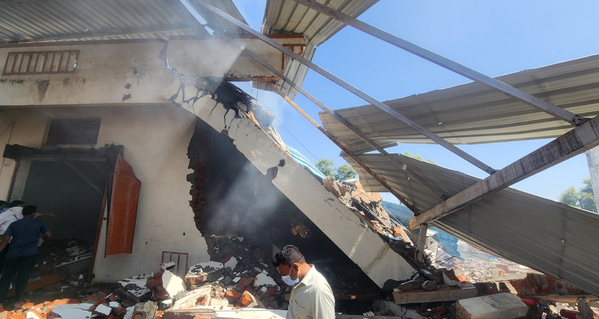 ડીસામાં મંજૂરી વગરના ફટાકડાના ગોડાઉનમાં બોઈલર ફાટવાથી 21 જિંદગીઓ હોમાઈ