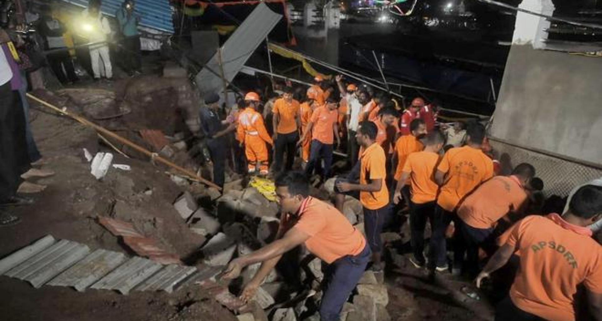 આંધ્રપ્રદેશના સિંહચલમમાં મંદિરની દિવાલ ધરાશાયી થતાં ઓછામાં ઓછા સાત લોકોના મોત