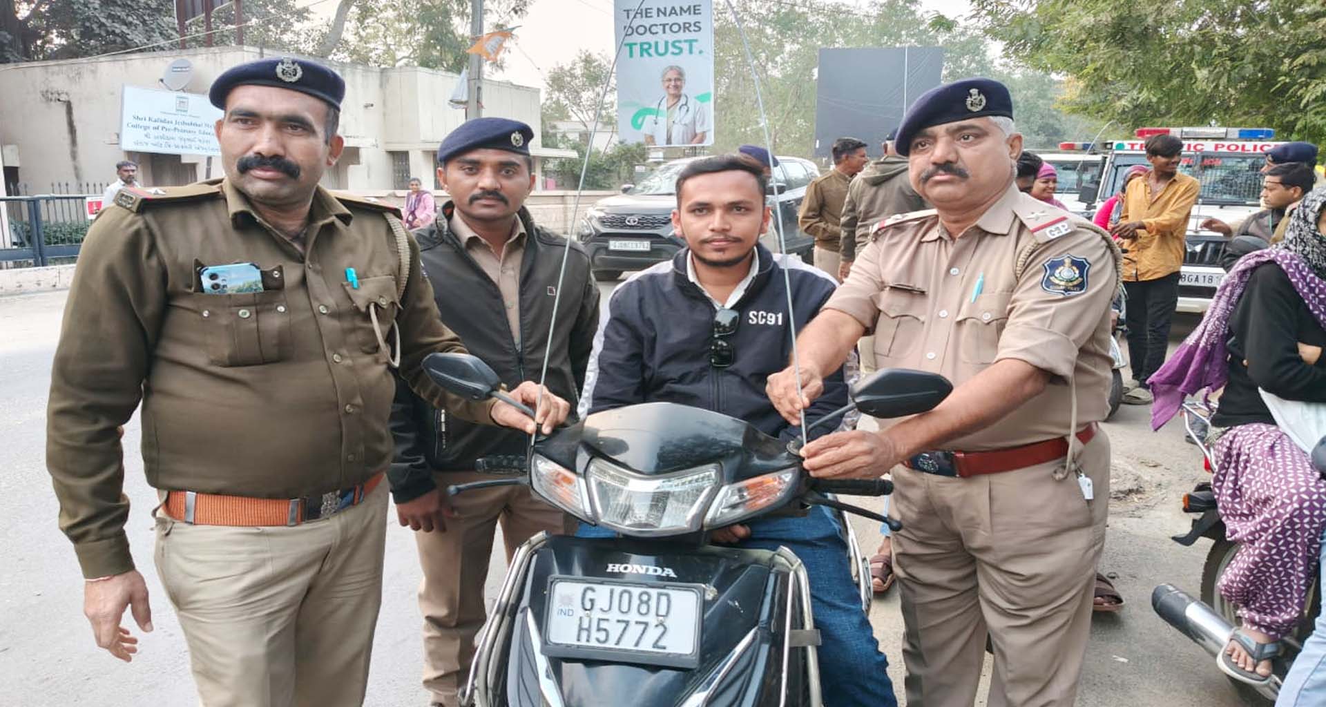 પાલનપુરમાં ટ્રાફિક પોલીસ દ્વારા વાહન ચાલકોને સેફ્ટી ગાર્ડ લગાવાયા