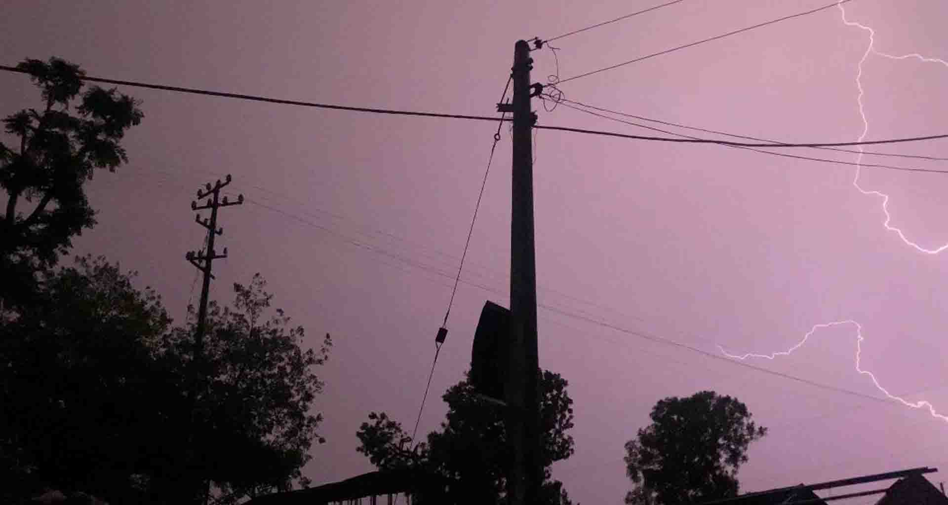 અમીરગઢમાં વાવાઝોડાં સાથે કમોસમી વરસાદ