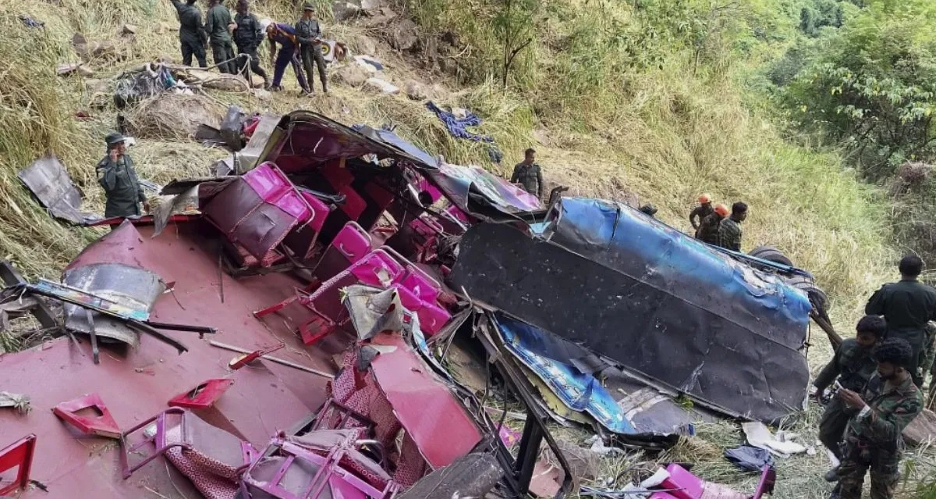 શ્રીલંકામાં બસ ૧૦૦૦ ફૂટથી વધુ ઊંડી ખીણમાં પડી, ૧૫ લોકોના મોત