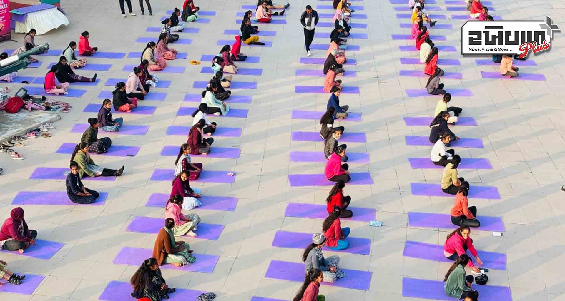 ભારત-પાક સરહદ પર નડાબેટ ખાતે સૂર્ય નમસ્કાર અને પતંગ ઉત્સવની ઉજવણી