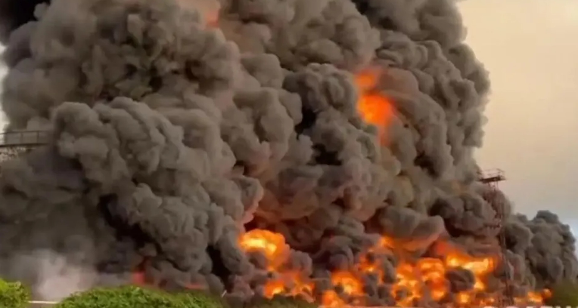 યુક્રેને રશિયા પર વધુ એક ભયંકર ડ્રોન હુમલો કર્યો, સોચી નજીક રશિયન તેલ ડેપોમાં ભયંકર આગ લાગી