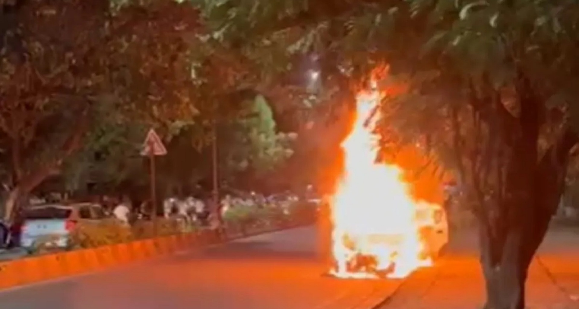 ચાલતી કારમાં અચાનક લાગી ભીષણ આગ, 2 બાળકો અને આખો પરિવાર કારની અંદર હતો