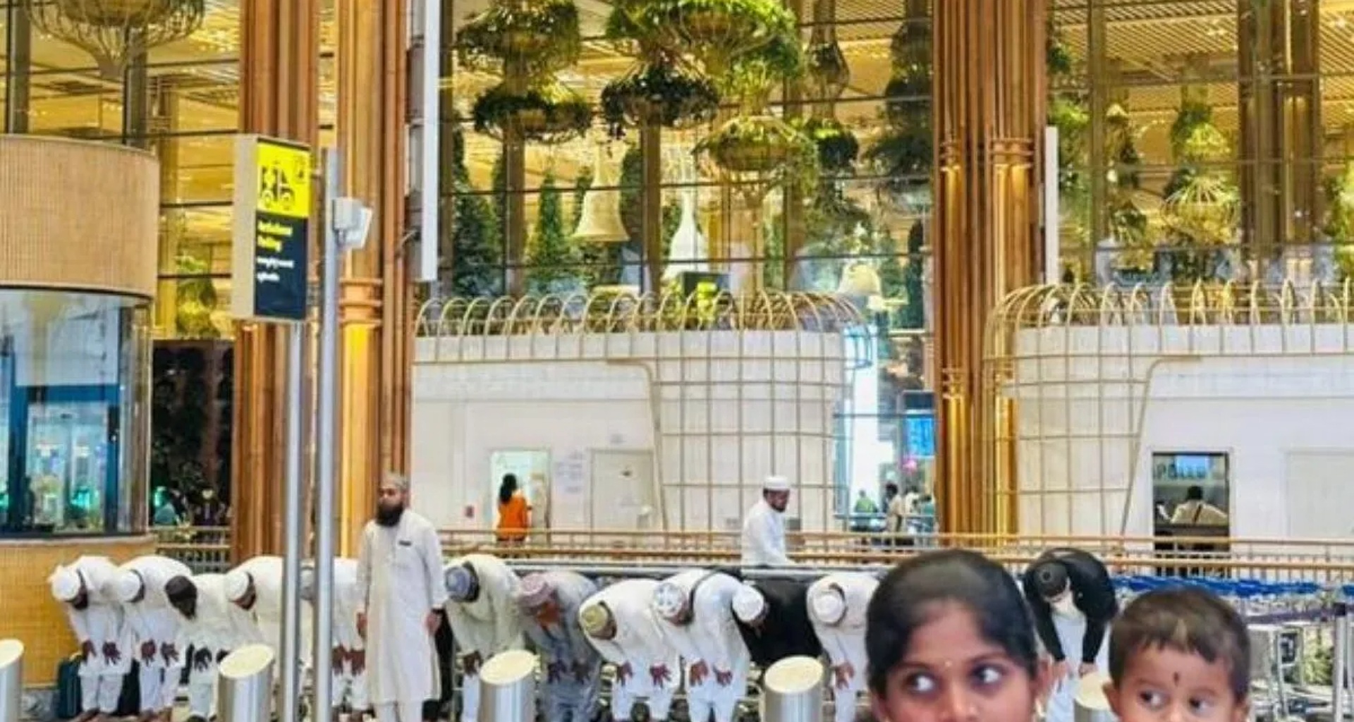 બેંગલુરુ આંતરરાષ્ટ્રીય એરપોર્ટ પર જાહેરમાં નમાજ અદા કરવા પર વિવાદ, ભાજપે મુખ્યમંત્રી સિદ્ધારમૈયા પર નિશાન સાધ્યું