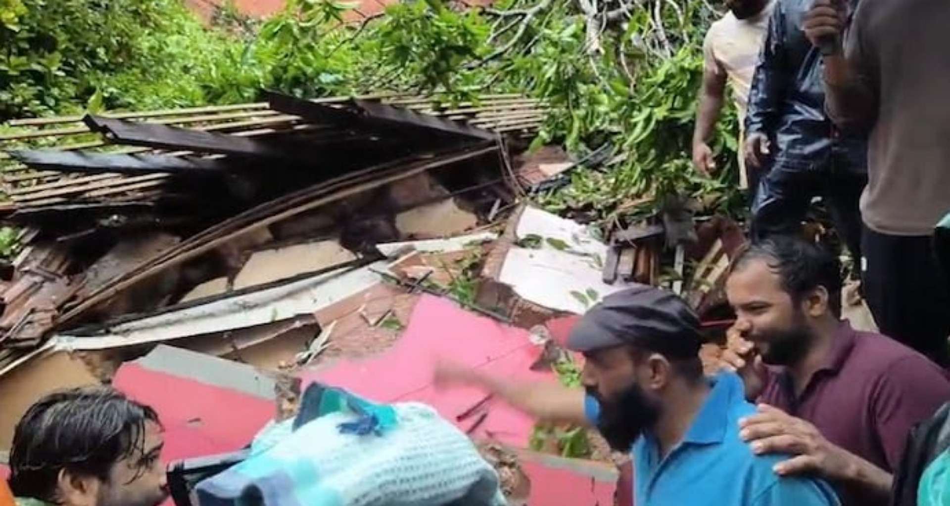 કર્ણાટકમાં ભારે વરસાદ પછી કમ્પાઉન્ડ દિવાલ ધરાશાયી થતાં 10 વર્ષની બાળકીનું મોત