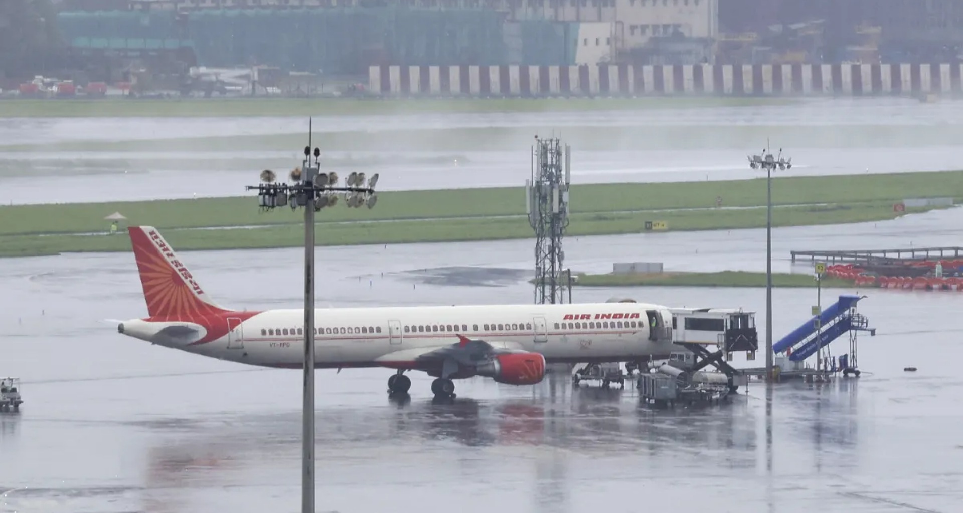 દિલ્હીથી ઇન્દોર જઈ રહેલા વિમાનના એન્જિનમાં આગ, ગભરાટ ફેલાયો, ફ્લાઇટ IGI એરપોર્ટ પર પાછી ફરી