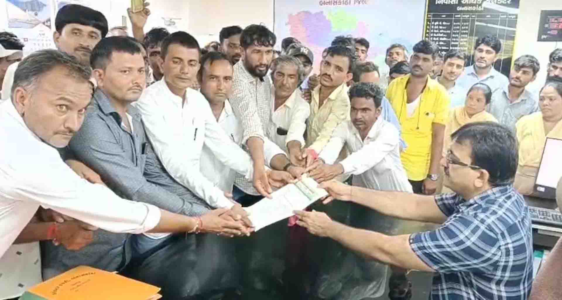 બનાસકાંઠામાં વરસાદે ખેડૂતોને રાતા પાણીએ રોવડાવ્યા; લીલો દુષ્કાળ જાહેર કરી પેકેજ આપવાની માંગ