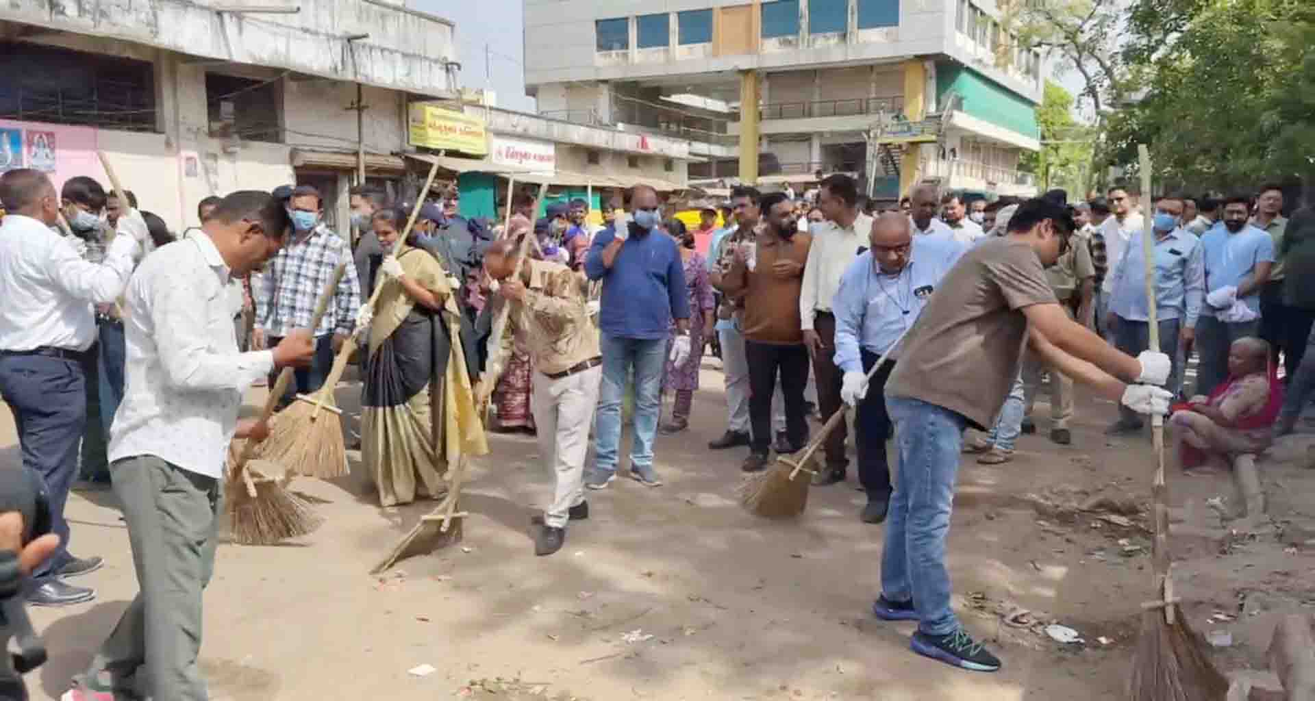 પાલનપુર નગરપાલિકા દ્વારા પ્લાસ્ટિક મુક્ત અભિયાન અંતર્ગત સફાઈ હાથ ધરાઈ