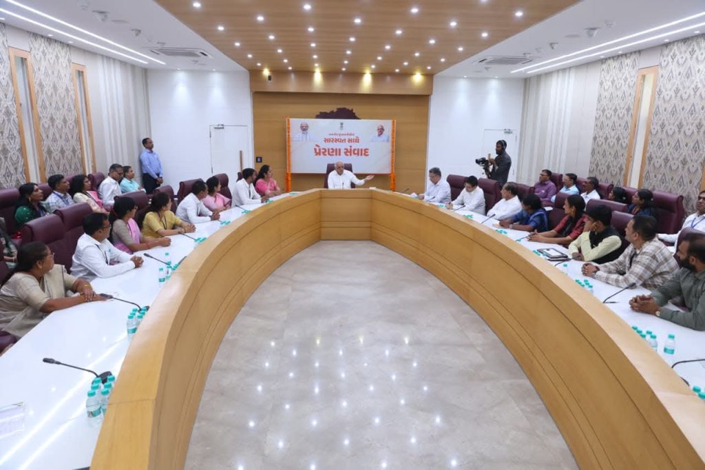 મુખ્યમંત્રીશ્રીએ આ પ્રસંગે ઉપસ્થિત ૧૯ જિલ્લાના ૩૭ શિક્ષકોને સન્માનપત્ર આપીને સન્માનિત કર્યા