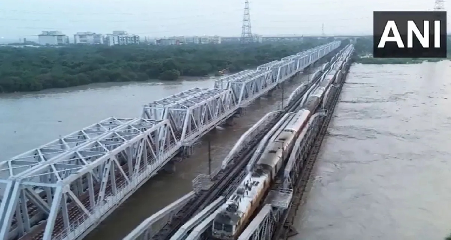 શું દિલ્હી પૂરમાં ડૂબી જશે? લોહા પુલ, યમુના નદી ખતરાના નિશાનથી ઉપર વહેતી હોવાનો ડ્રોન વીડિયો જોઈને તમે ધ્રુજી જશો