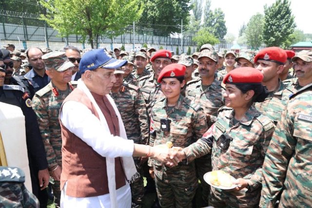 ઓપરેશન સિંદૂર બાદ રક્ષા મંત્રી રાજનાથ સિંહની જમ્મુ કાશ્મીરની પ્રથમ મુલાકાત; શ્રીનગરની બાદામી બાગ છાવણીમાં જવાનો સાથે કર્યો સંવાદ