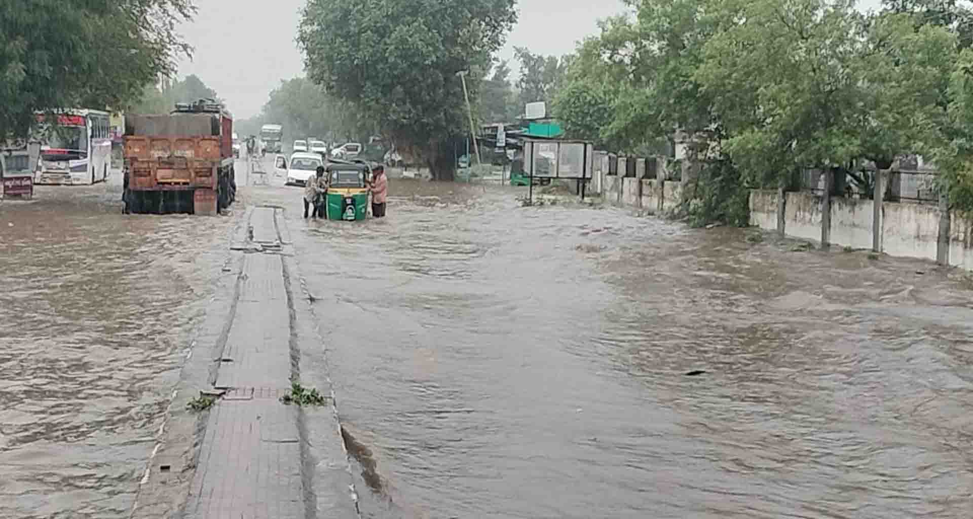 વડગામ માં રોડ રસ્તા સરકારી કચેરીઓ ખેતર બેટમાં ફેરવાયા જનજીવન ઉપર માઠી અસર