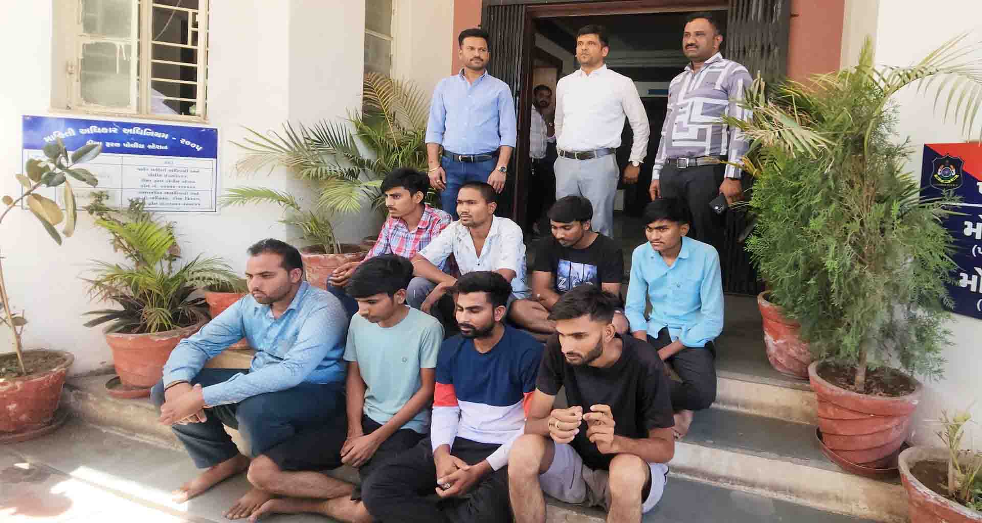 બનાસકાંઠા જિલ્લામાં પણ ક્રિકેટ સટ્ટાનો લૂણો લાગ્યો; આખોલ ગામની સીમમાં 8 આરોપી ઝડપાયા, 4 ફરાર