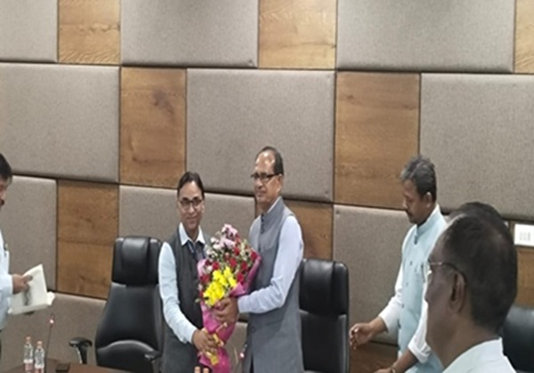 કેન્દ્રીય મંત્રીશ્રી શિવરાજ સિંહ ચૌહાણે ગાંધીનગર ખાતે DMAPR- આણંદના અધિકારીઓ સાથે સમીક્ષા બેઠક યોજી