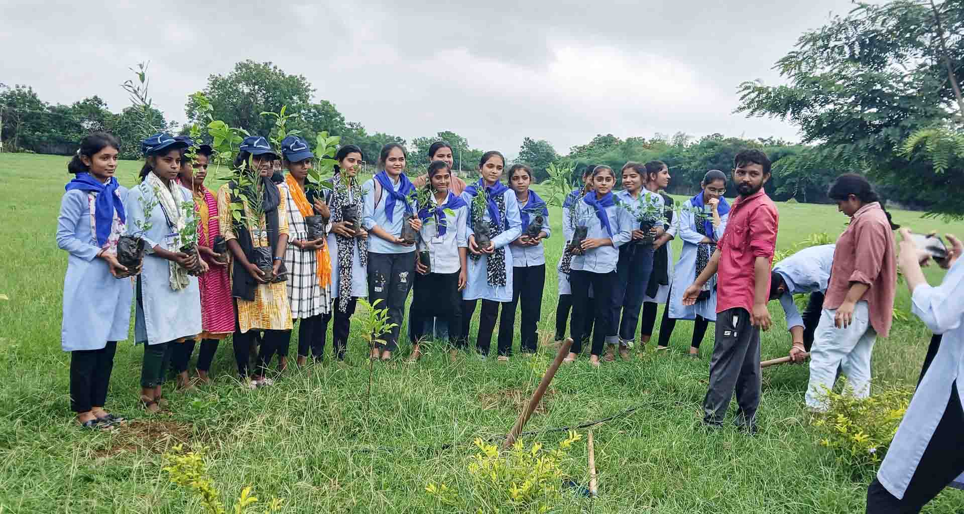 અમીરગઢ ખાતે એન.એસ.એસ. યુનિટ દ્વારા ‘એક પેડ માં કે નામ’ થીમ આધારિત વૃક્ષારોપણ કાર્યક્રમ યોજાયો