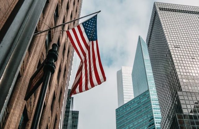 અમેરિકનો દેશભક્તિ અને રમુજી રમૂજનું મિશ્રણ કરે છે ત્યારે 4 જુલાઈના મીમ્સ ઇન્ટરનેટ પર છલકાતા જોવા મળ્યા