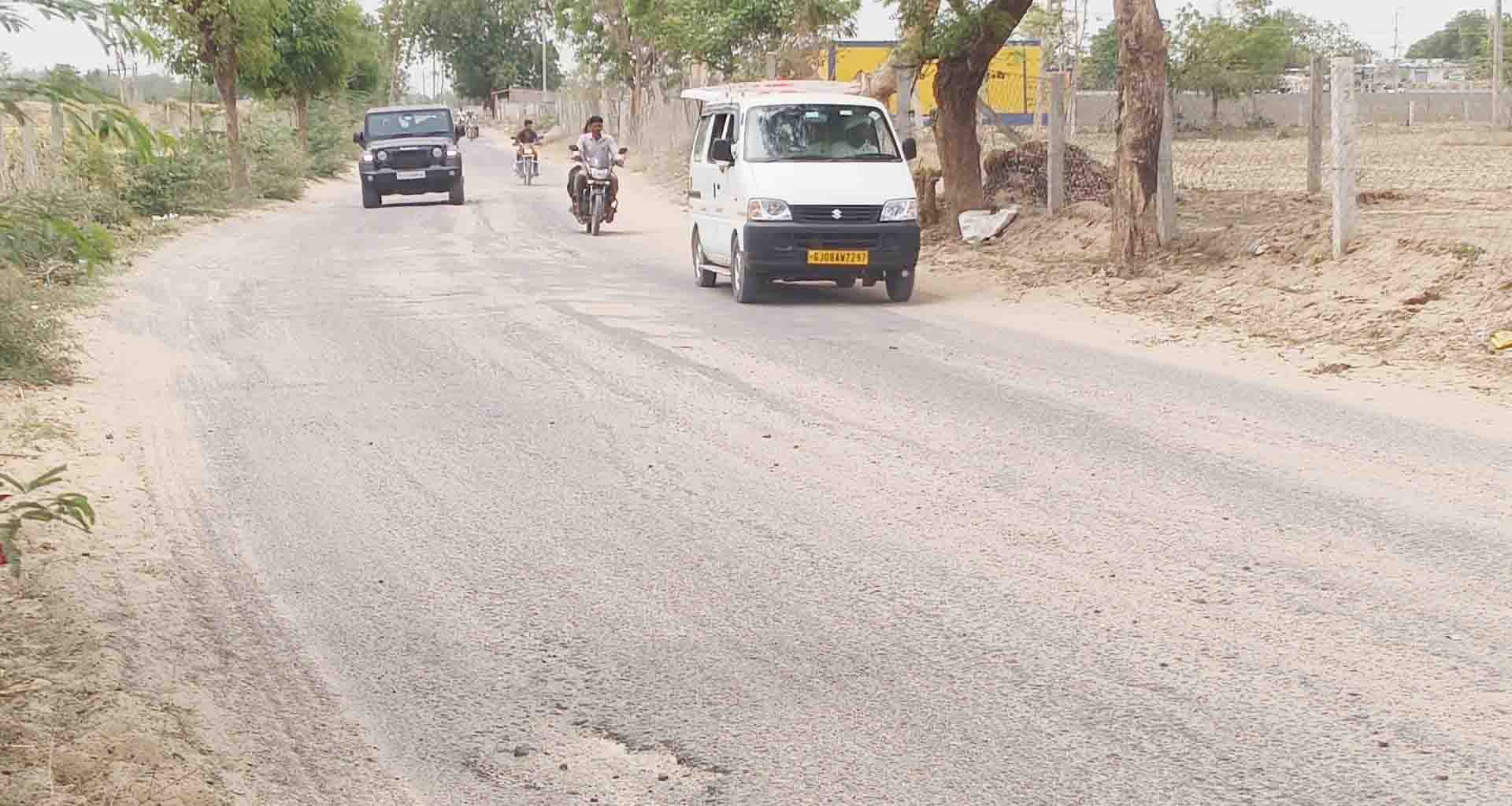 લાખણી થી યાત્રાધામ ગેળાને જોડતો રોડ બન્યો બિસ્માર; ચાલકો અને પ્રજા ત્રાહીમામ