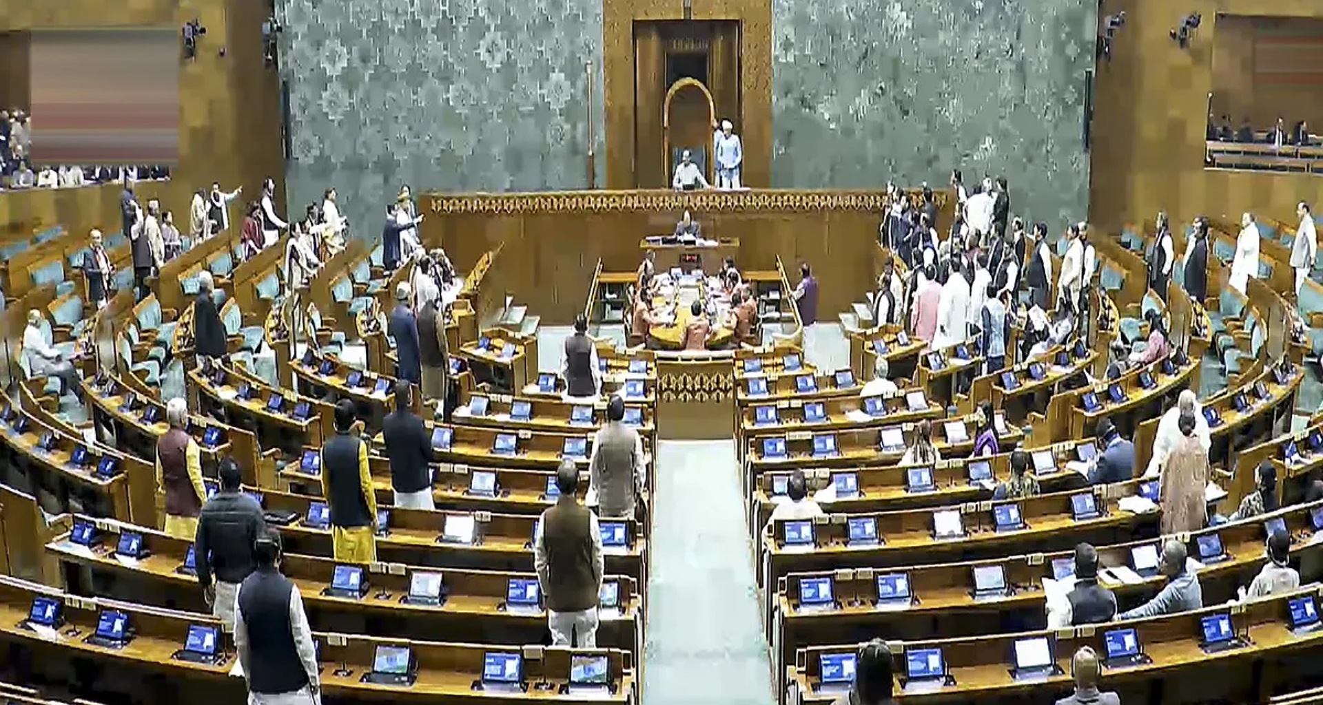 લોકસભાની કાર્યવાહી શરૂ થતાં જ હોબાળો, આજે 'જી રામ જી' બિલ રજૂ કરવામાં આવશે