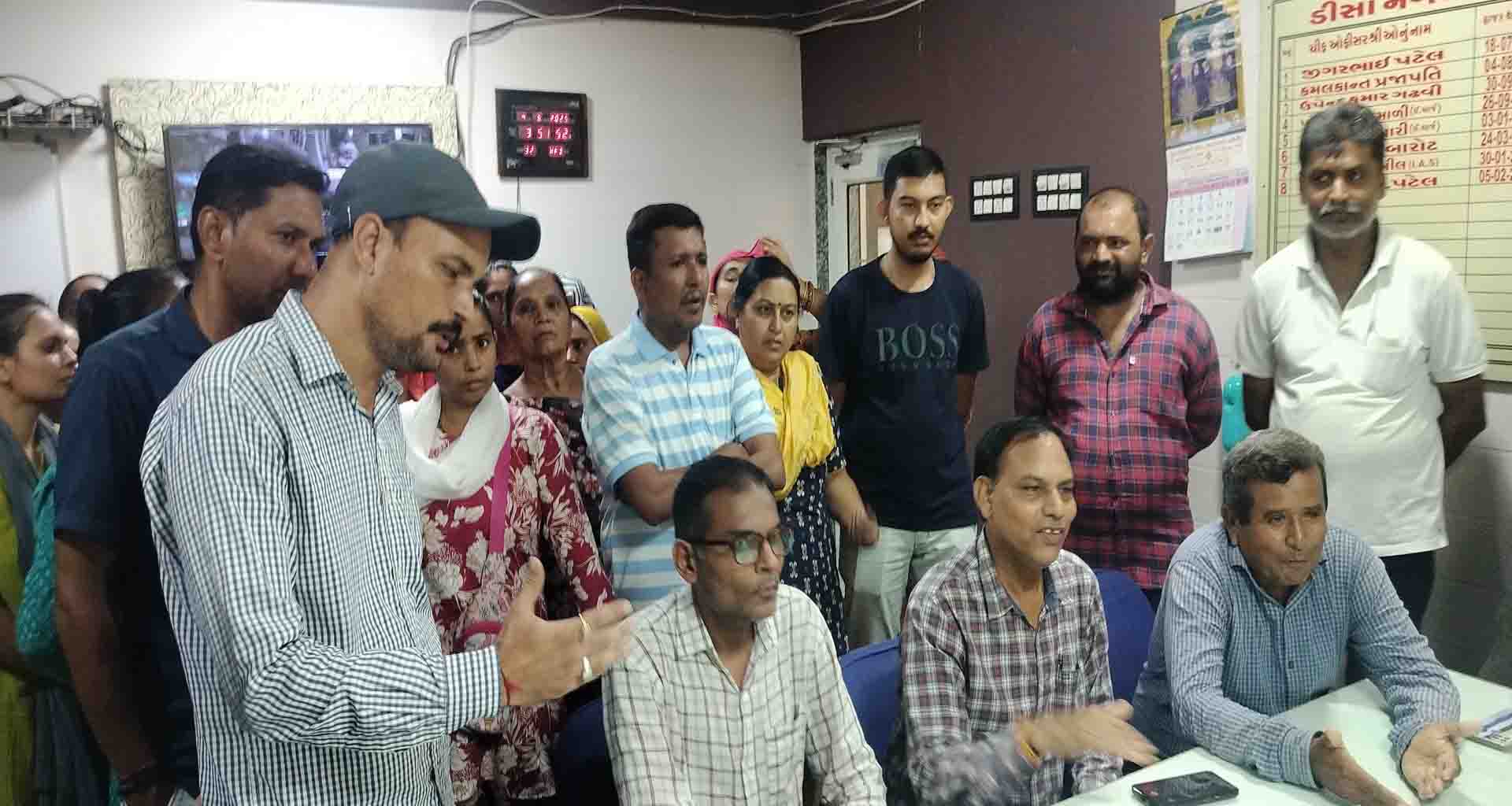 ડીસાના ઇસ્કોન મોલ પાછળની 40 થી વધુ સોસાયટીઓમાં પાણી કપાવવા મુદ્દે પાલિકા ખાતે રામધૂન સાથે રજૂઆત