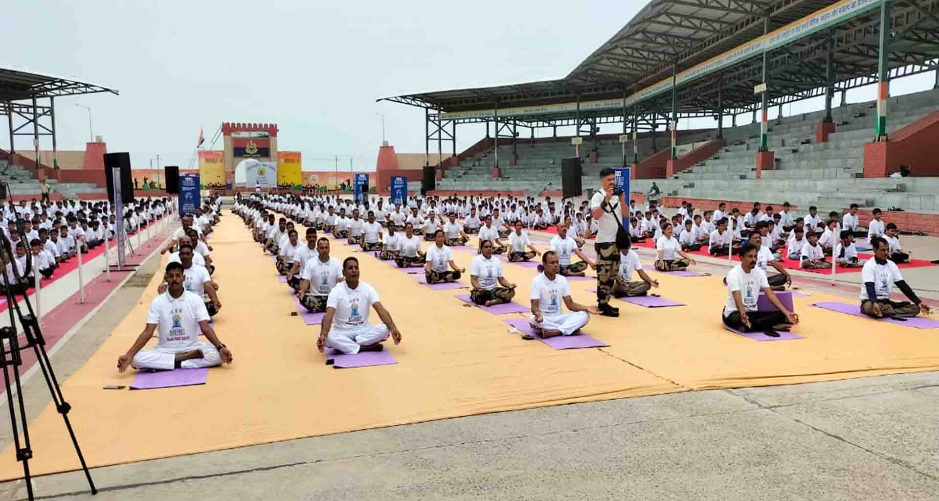 નડાબેટ ખાતે ભારત-પાકિસ્તાન સરહદ પર બીએસએફના જવાનોએ આંતરરાષ્ટ્રીય યોગ દિવસની ભવ્ય ઉજવણી કરી