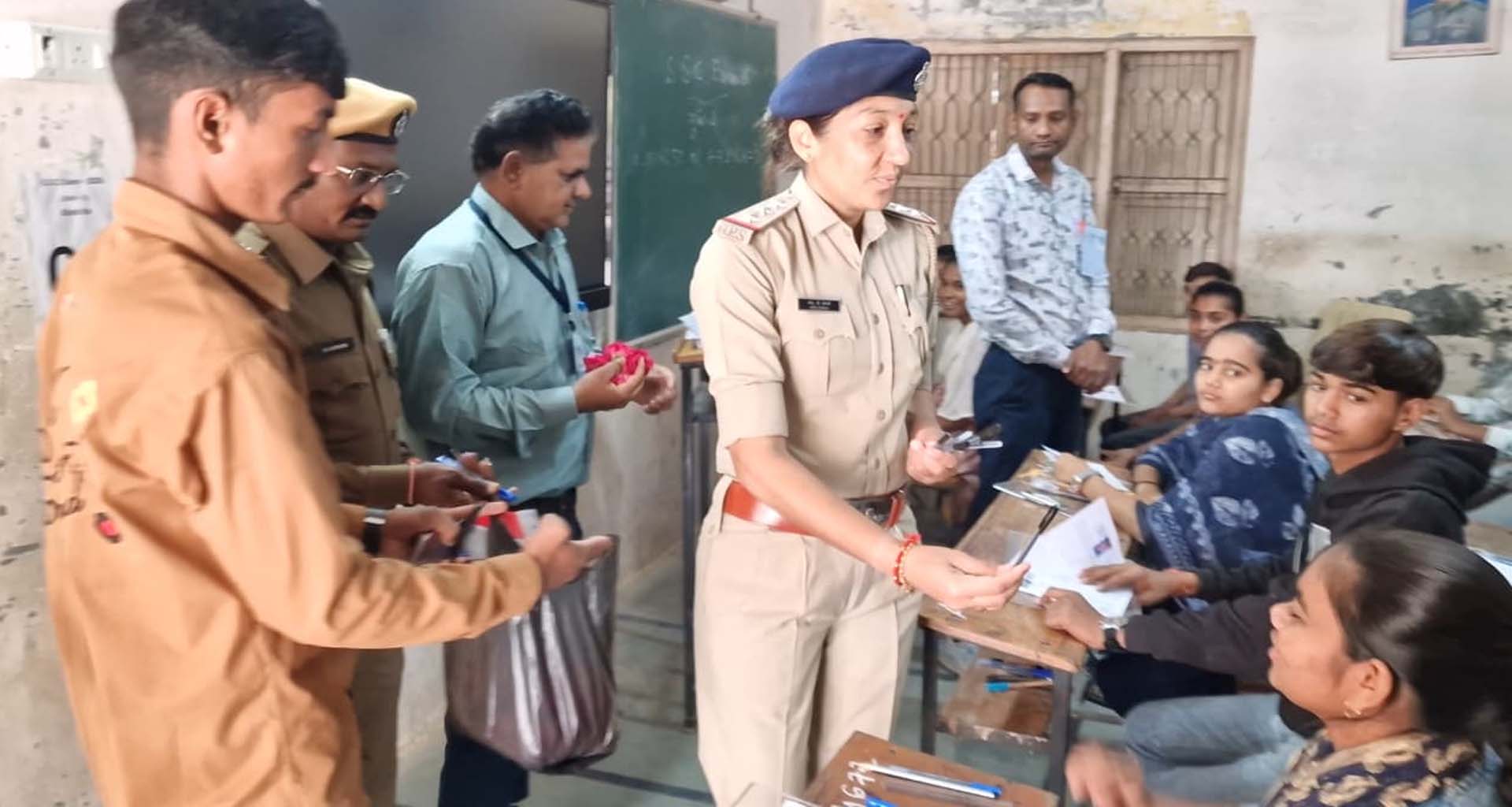 ભાભર પોલીસે બોર્ડની પરીક્ષાર્થીઓને ગુલાબનું ફૂલ આપી શુભેચ્છાઓ પાઠવી