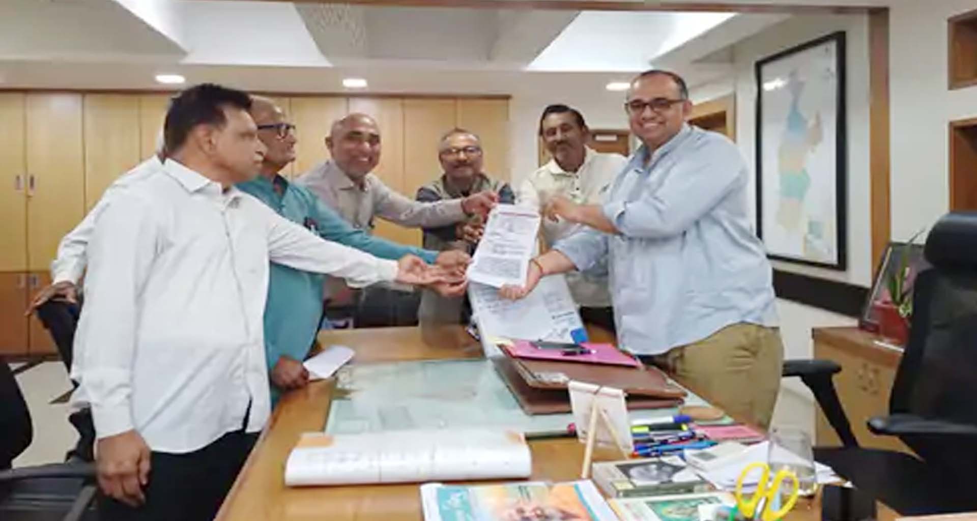 હિંમતનગરમાં પેન્શનરોનો હલ્લાબોલ : વેલિડેશન એક્ટ 2025 ના વિરોધમાં કલેક્ટરને આવેદનપત્ર અપાયું