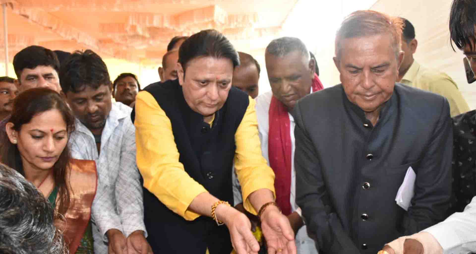 સિદ્ધપુરમાં હંસાબાના સ્મરણાર્થે નિમૉણ પામનાર દેવીપૂજક સમાજની જ્ઞાતિ વાડીનું ખાત મુહૂર્ત કરાયું