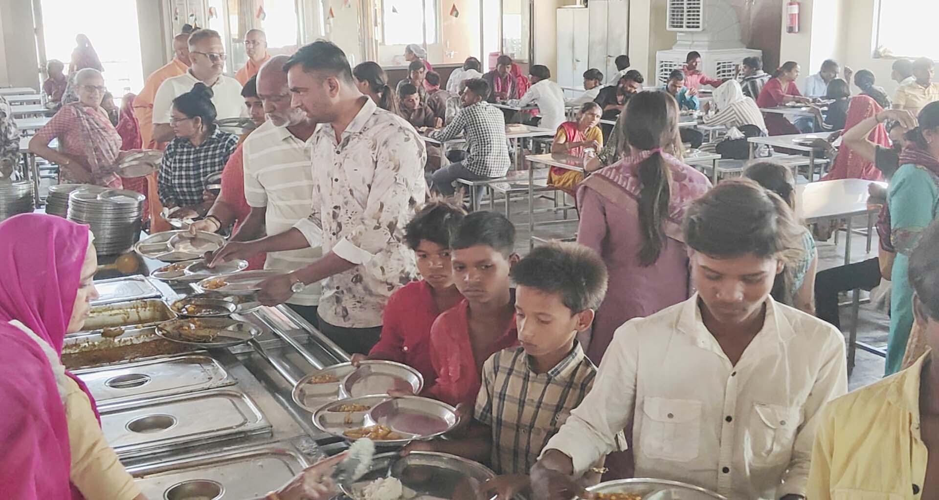 કોમર્શિયલ ગેસ પુરવઠો બંધ થતાં 30 થી 40 હોટલો બંધ થવાની દહેશત : અંબાજી મંદિર ટ્રસ્ટના અન્નક્ષેત્ર પાસે પૂરતો ગેસ જથ્થો