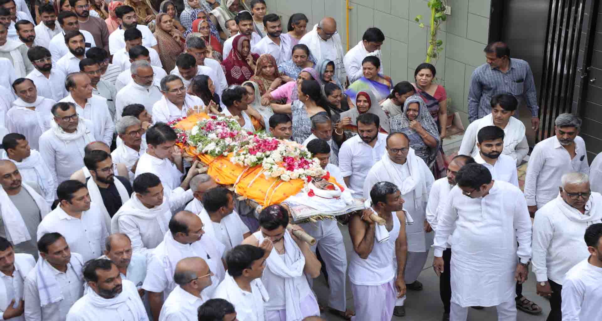 પહેલગામ આતંકી હુમલામાં મૃત્યુ પામેલા સુરતના સ્વ.શૈલેષભાઈ કળથિયાની અંતિમયાત્રા નીકળી