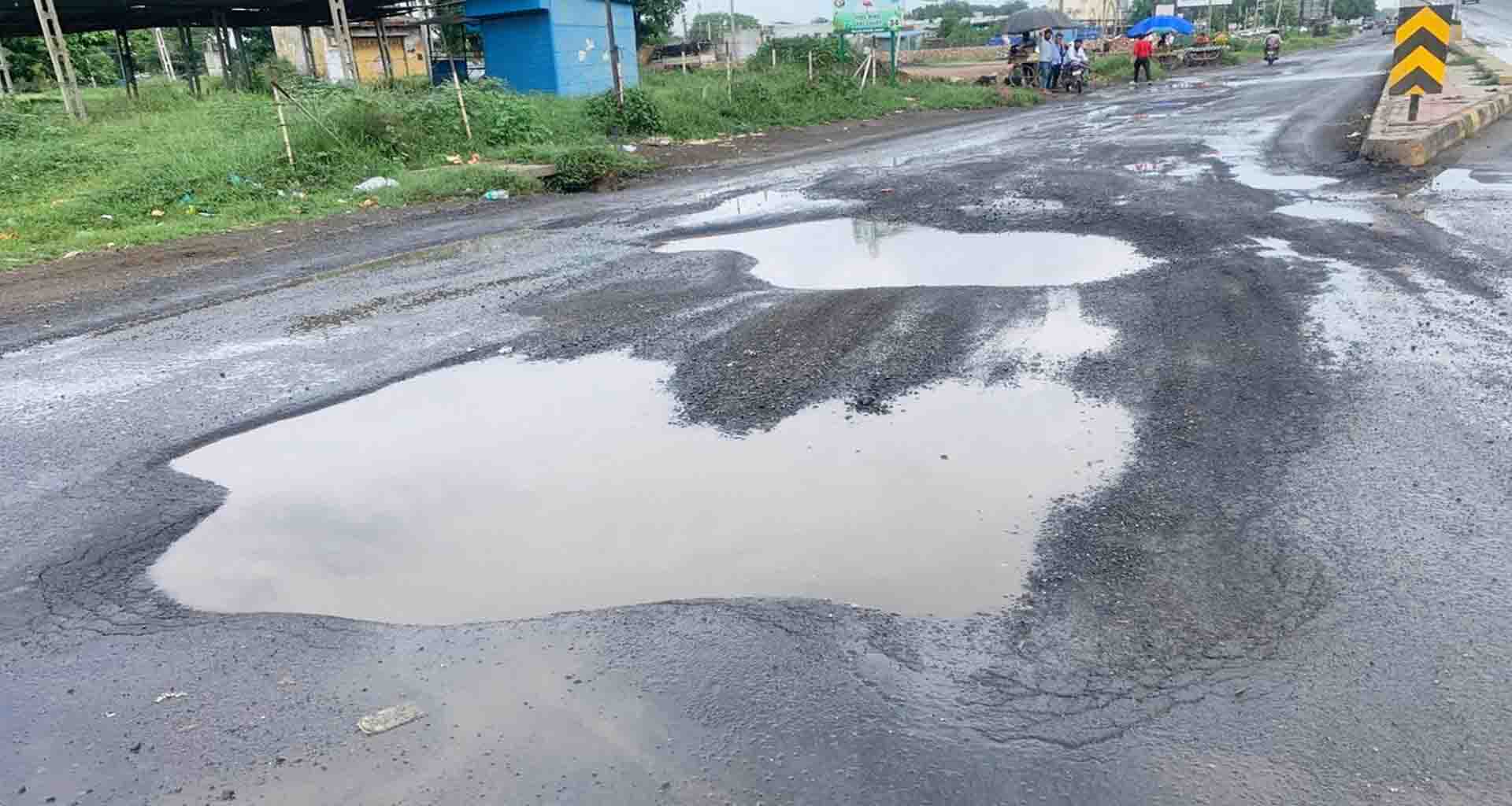 મહેસાણા; નંદાસણ પુલ ચડતાં રોડ ઉપર મહાકાય ખાડા પડતાં વાહન ચાલકોને અકસ્માતની ભીતિ