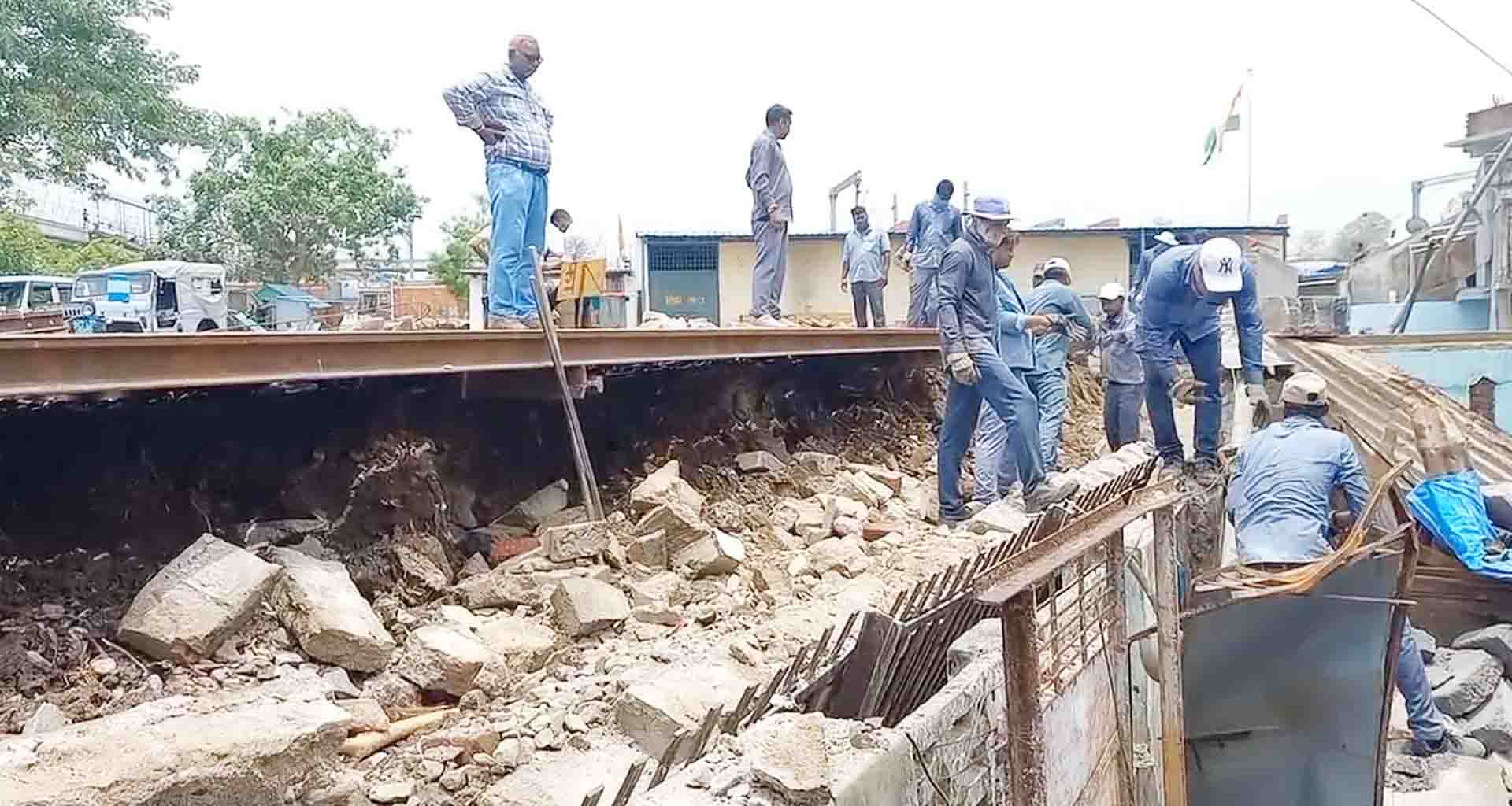 પાલનપુરમાં રેલવેની પ્રોટેક્શન વોલ ધરાશાઈ વીજ કડાકા સાથેના વરસાદ વચ્ચે દિવાલ પડી