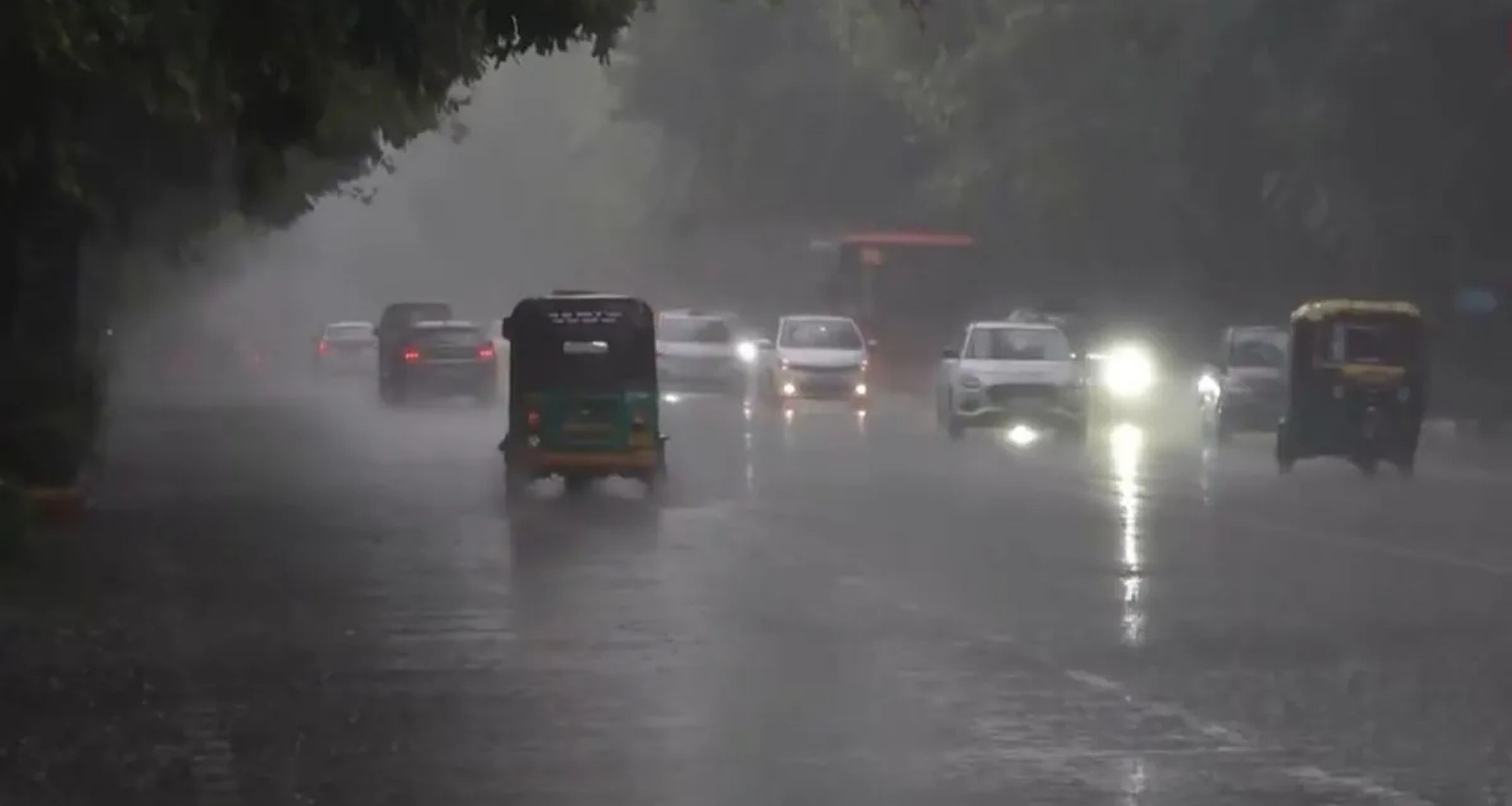 હિમાચલમાં ચોમાસાએ તબાહી મચાવી, 250 રસ્તા બંધ, 21 થી 23 જુલાઈ દરમિયાન ભારે વરસાદની આગાહી; IMD એલર્ટ જારી