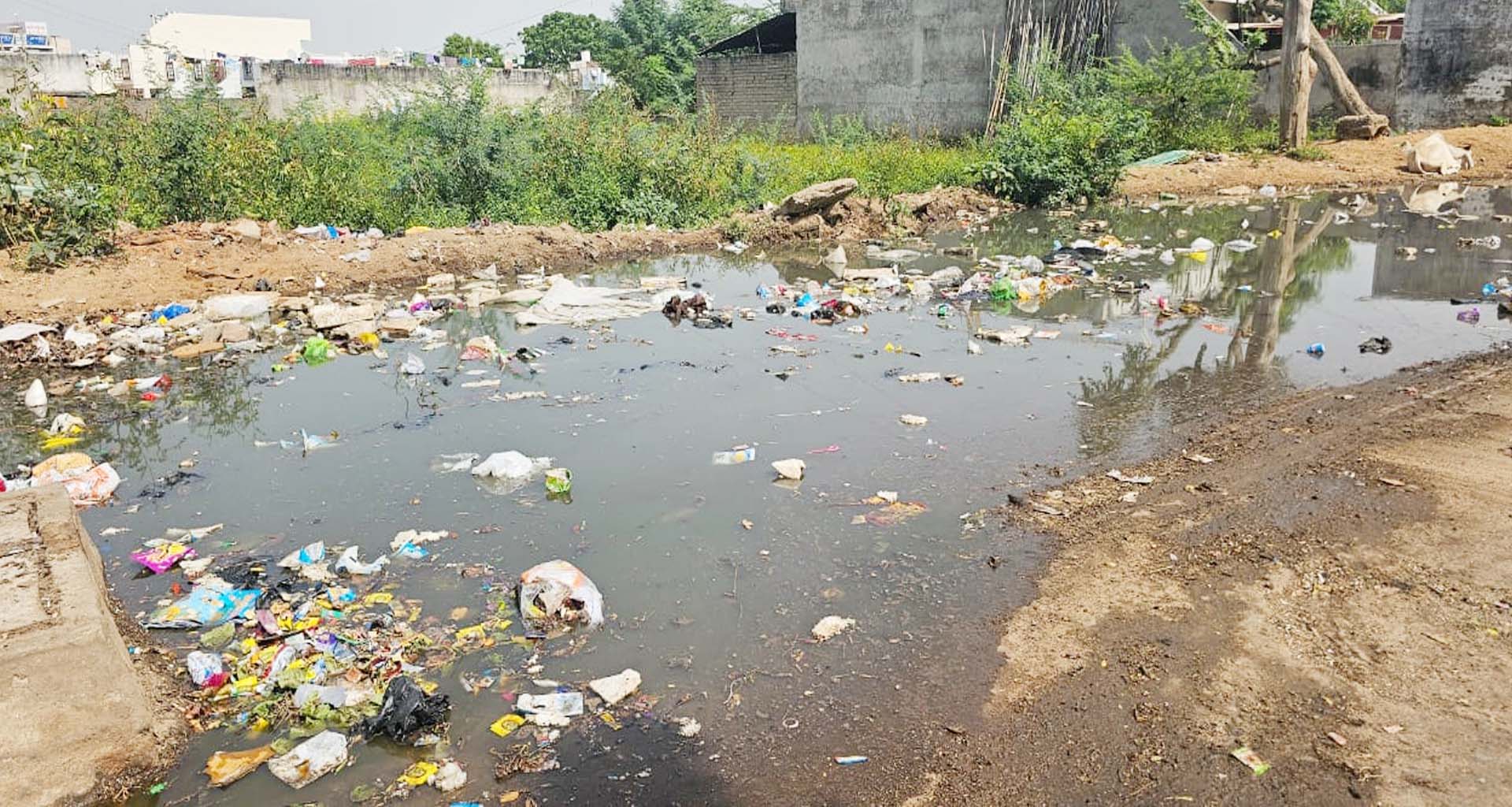 ડીસાના શિવનગર રોડ પર ભૂગર્ભ ગટર ઉભરાતા ગંદકીનું સામ્રાજ્ય : રોગચાળાનો ભય