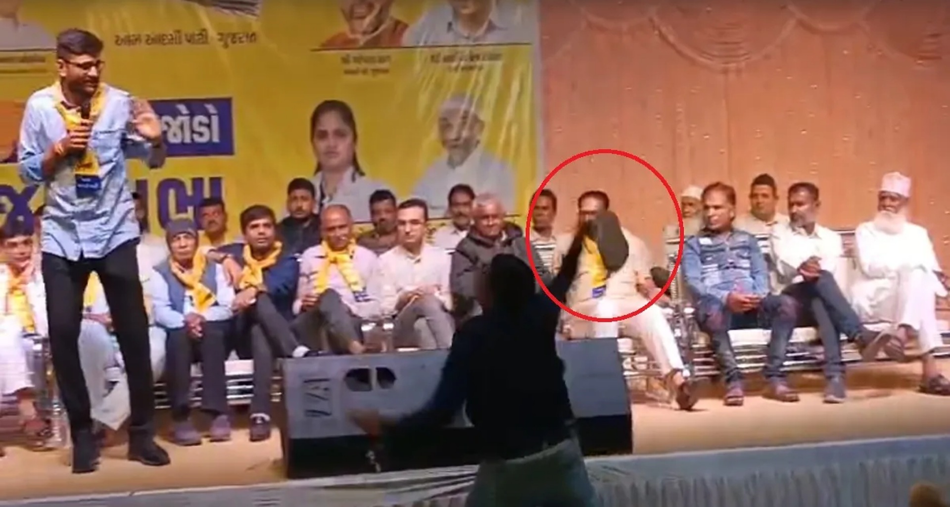 ગુજરાત: સ્ટેજ પર ભાષણ આપી રહેલા AAP ધારાસભ્ય પર જૂતું ફેંક્યું, જાણો કોણ છે  આ ચંપલ ફેકનારો માણસ