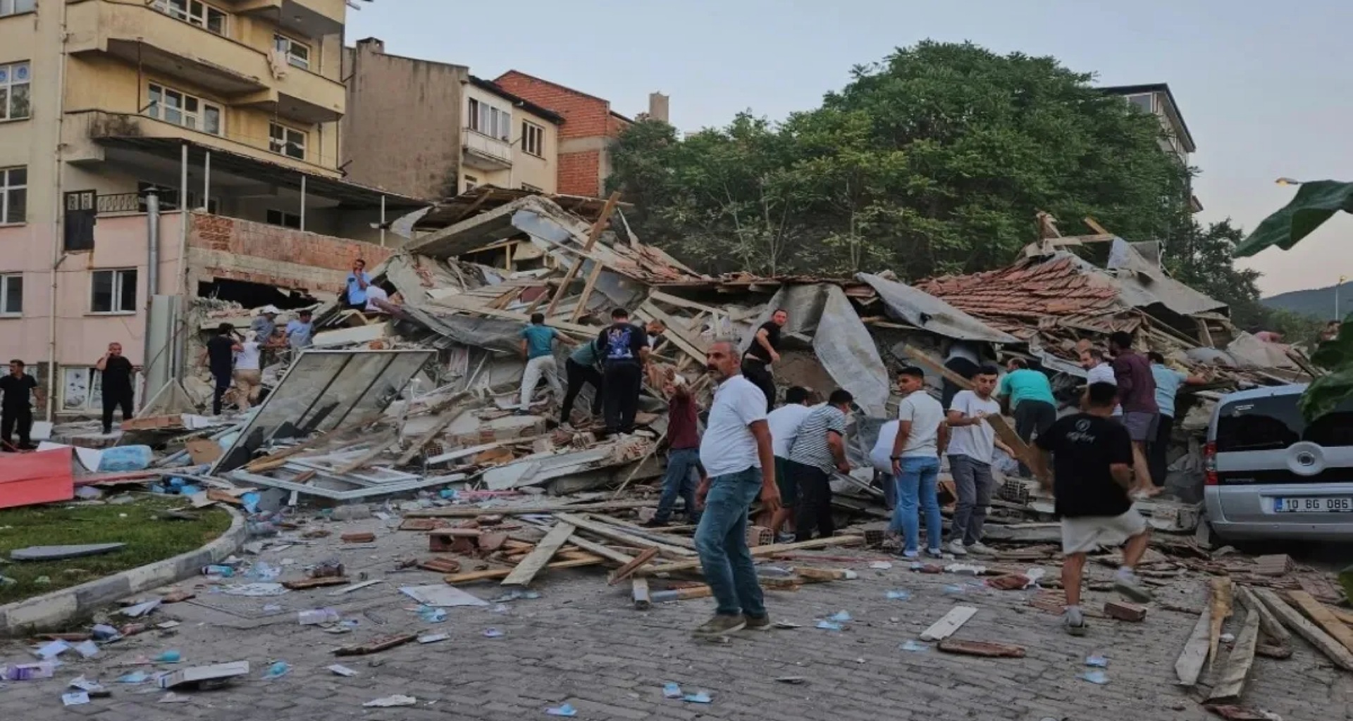 તુર્કીના બાલિકેસિરમાં ભૂકંપે તબાહી મચાવી, એક વ્યક્તિનું મોત, ઇમારતો પત્તાના ઢગલા જેવી ધરાશાયી