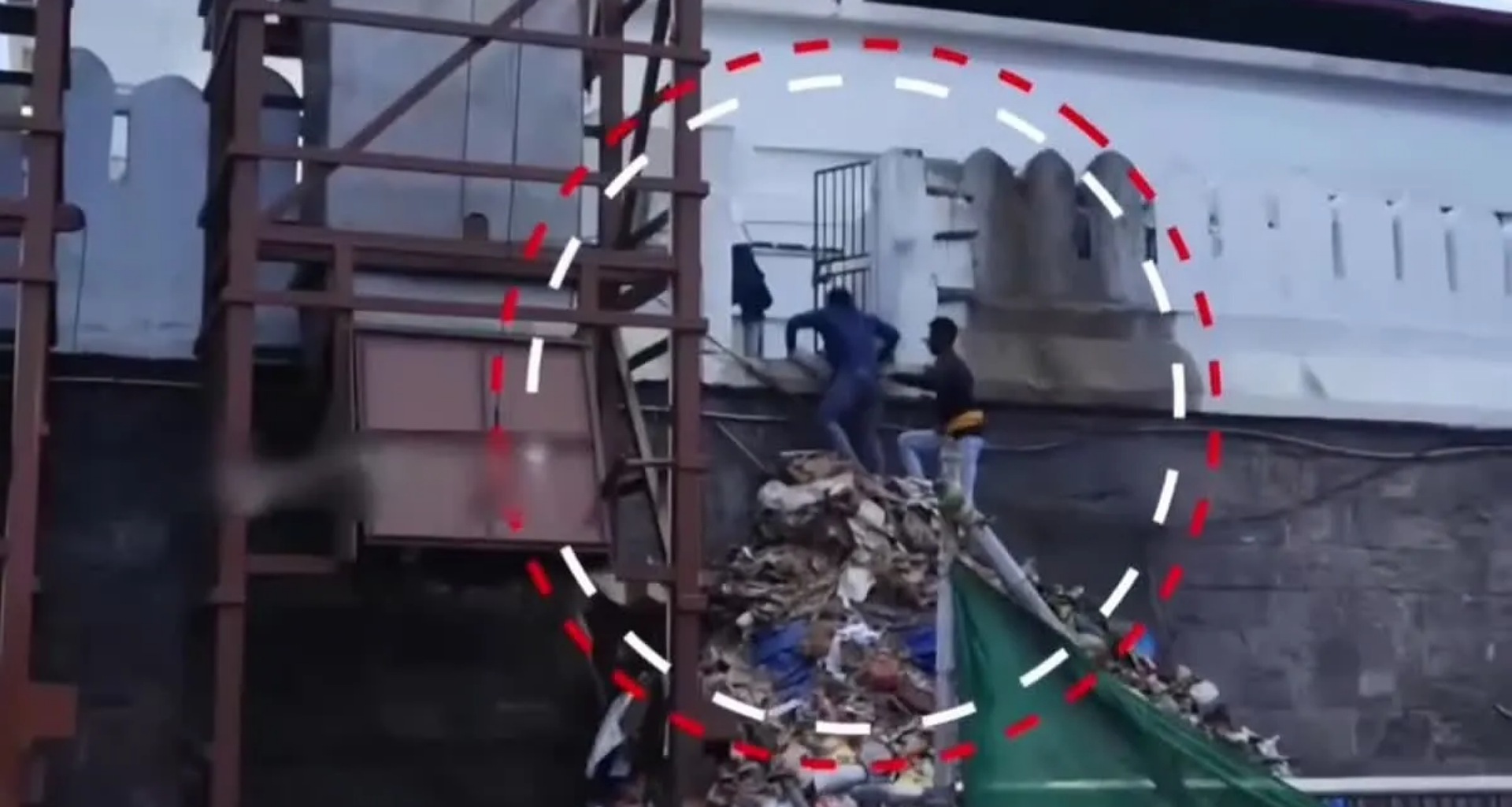 પુરીના જગન્નાથ મંદિરની સુરક્ષામાં મોટી ખામી, કચરાના ઢગલાનો ઉપયોગ કરીને 4 યુવાનો અંદર ઘૂસતા જોવા મળ્યા, તપાસના આદેશ