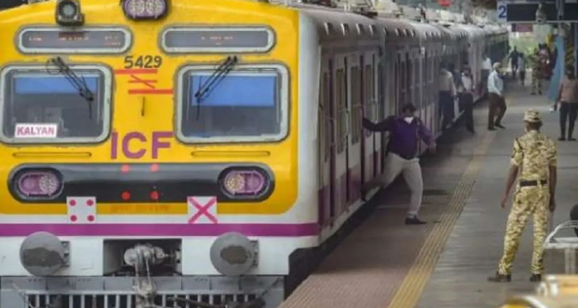 ટ્રેન પર ભૂસ્ખલનનો કાટમાળ પડ્યો, ડબ્બામાં કાદવ અને પથ્થરો ઘૂસી ગયા, મુસાફરો ઘાયલ