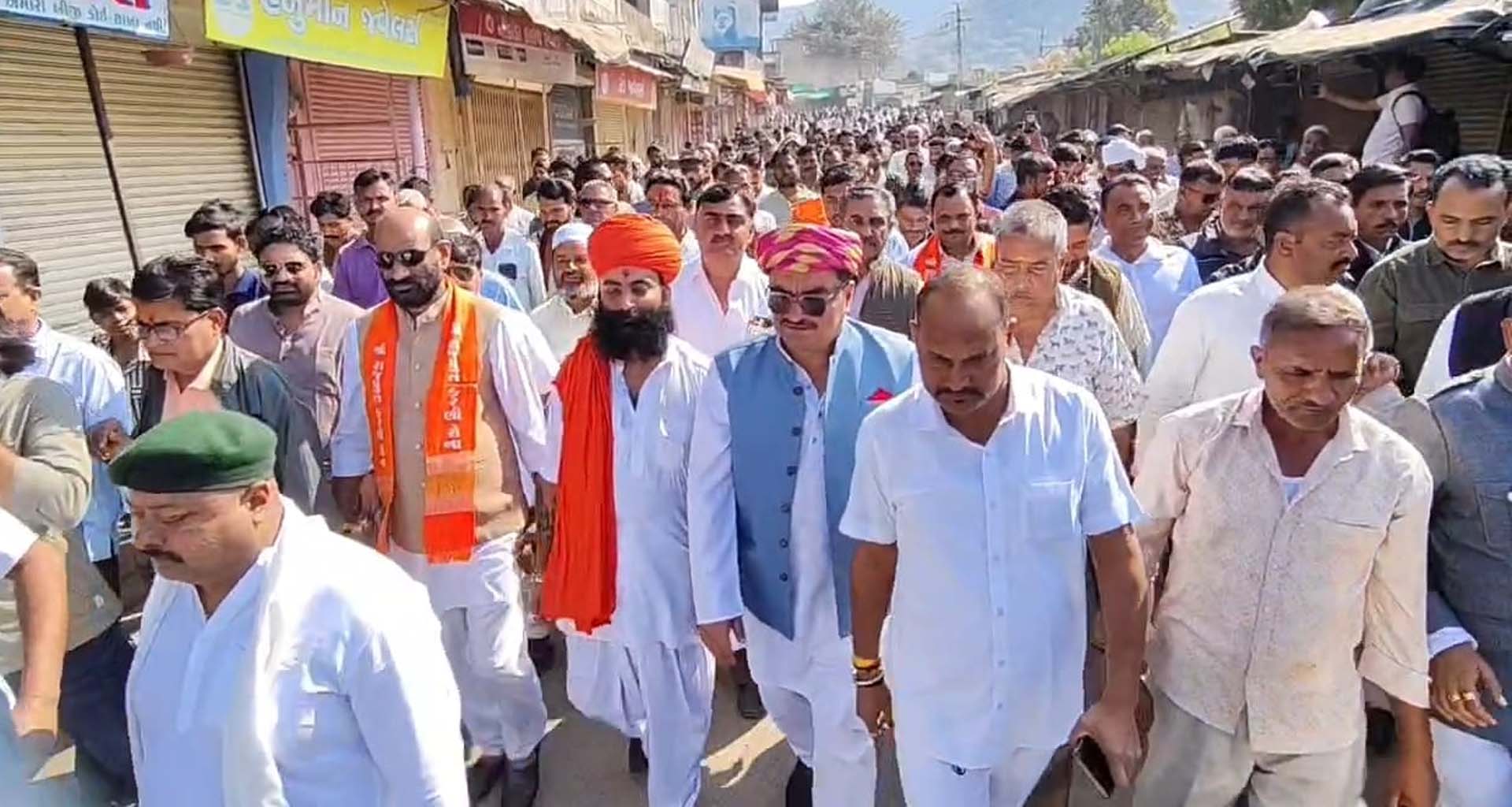 અંબાજીમાં રાજવી પરિવાર અને સર્વ સમાજના લોકોએ રેલી કાઢી આવેદનપત્ર આપ્યું