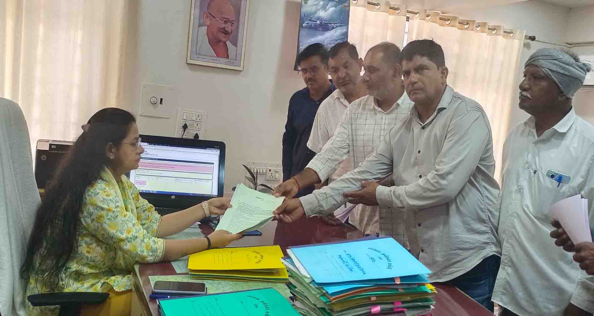 માલગઢના ગામ લોકોએ નાયબ પોલીસ અધિક્ષકને આવેદનપત્ર આપ્યું