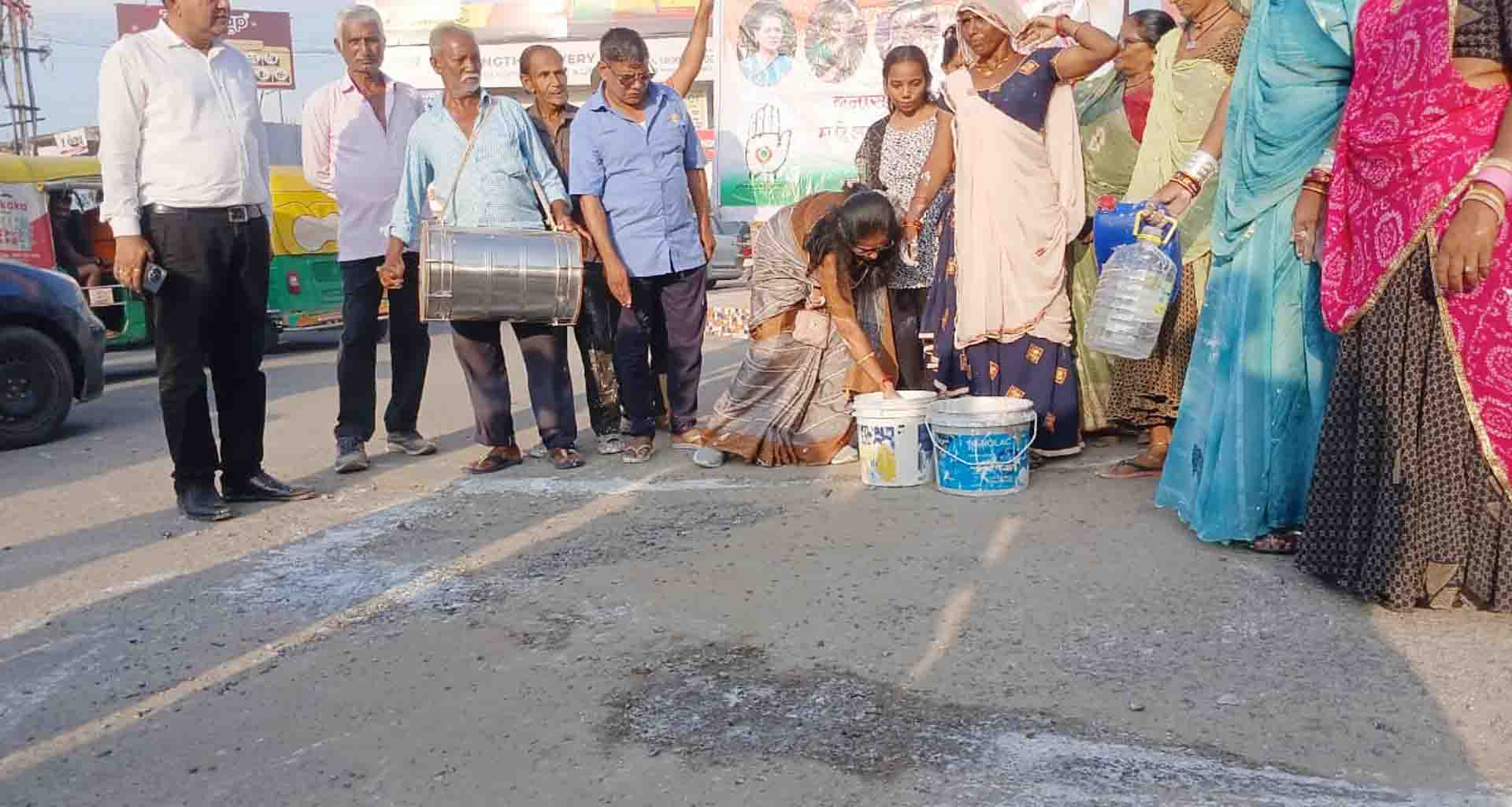 પાલનપુર શહેરમા છેલ્લા ત્રણ મહિનાથી પડેલા ખાડાથી ત્રસ્ત; ઢોલ વગાડી વિરોધ પ્રદર્શન