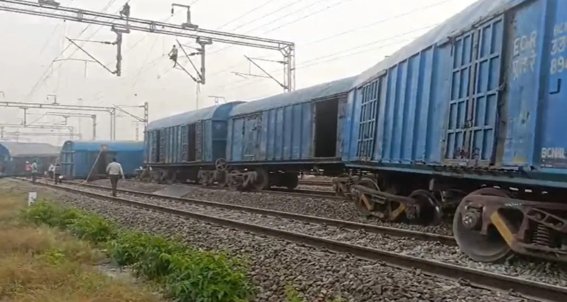 શ્રીમાધોપુરમાં મોટી ટ્રેન દુર્ઘટના, માલગાડીના ત્રણ ડઝનથી વધુ ડબ્બા પાટા પરથી ઉતરી ગયા, ભયનો માહોલ