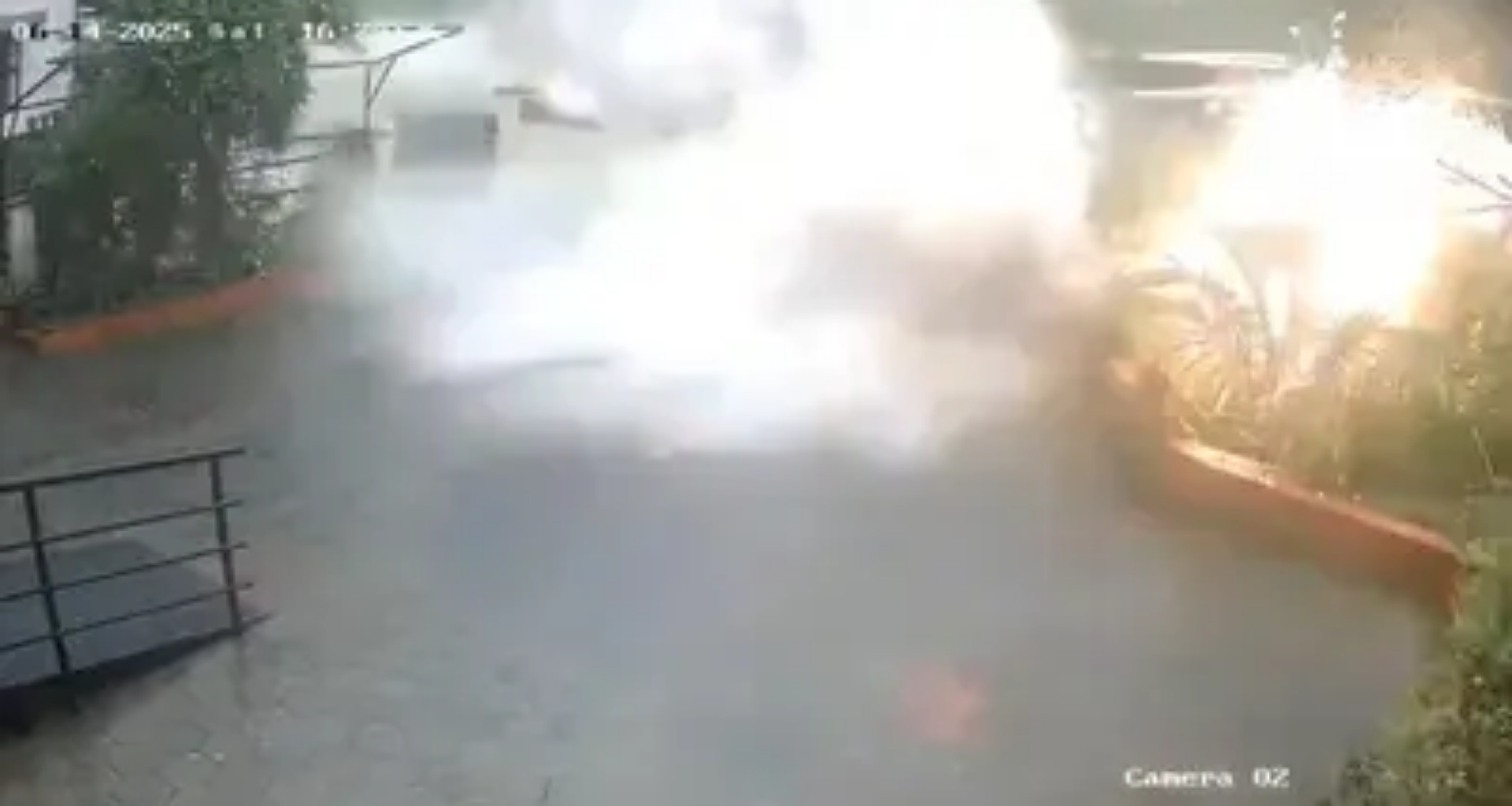 મેંગલુરુમાં ભારે વરસાદ: કમ્પાઉન્ડ વોલ ધરાશાયી થવાનો વીડિયો કેદ થયો