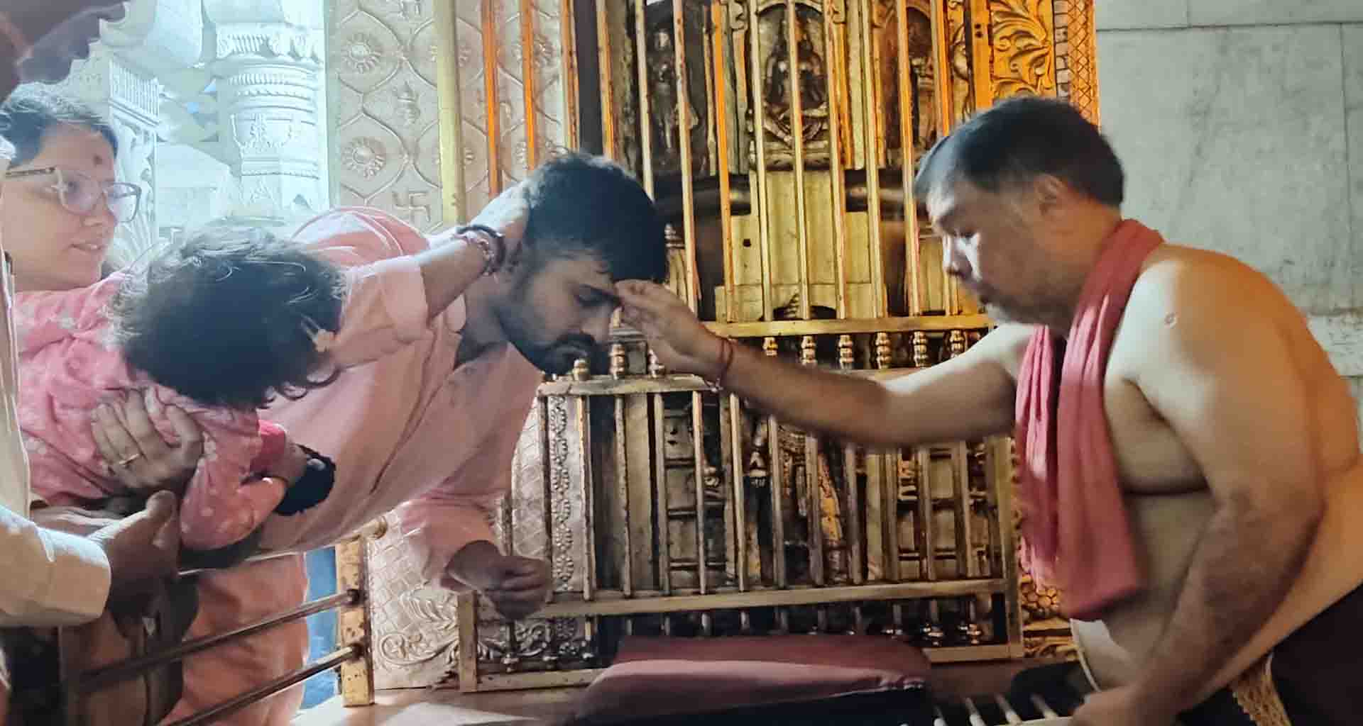 સ્વ વિજય રૂપાણીના પુત્રએ અંબાજી મંદિરે દર્શન કર્યા; પરિવાર સાથે પ્રાર્થના કરી