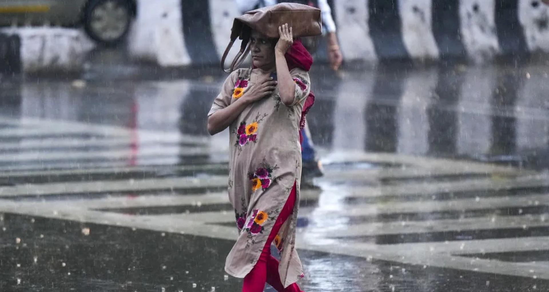 ચક્રવાત મોન્થાએ હવામાનની પેટર્ન બદલી, 11 રાજ્યોમાં ભારે વરસાદ માટે રેડ એલર્ટ, યુપી અને બિહાર માટે IMD નવીનતમ અપડેટ