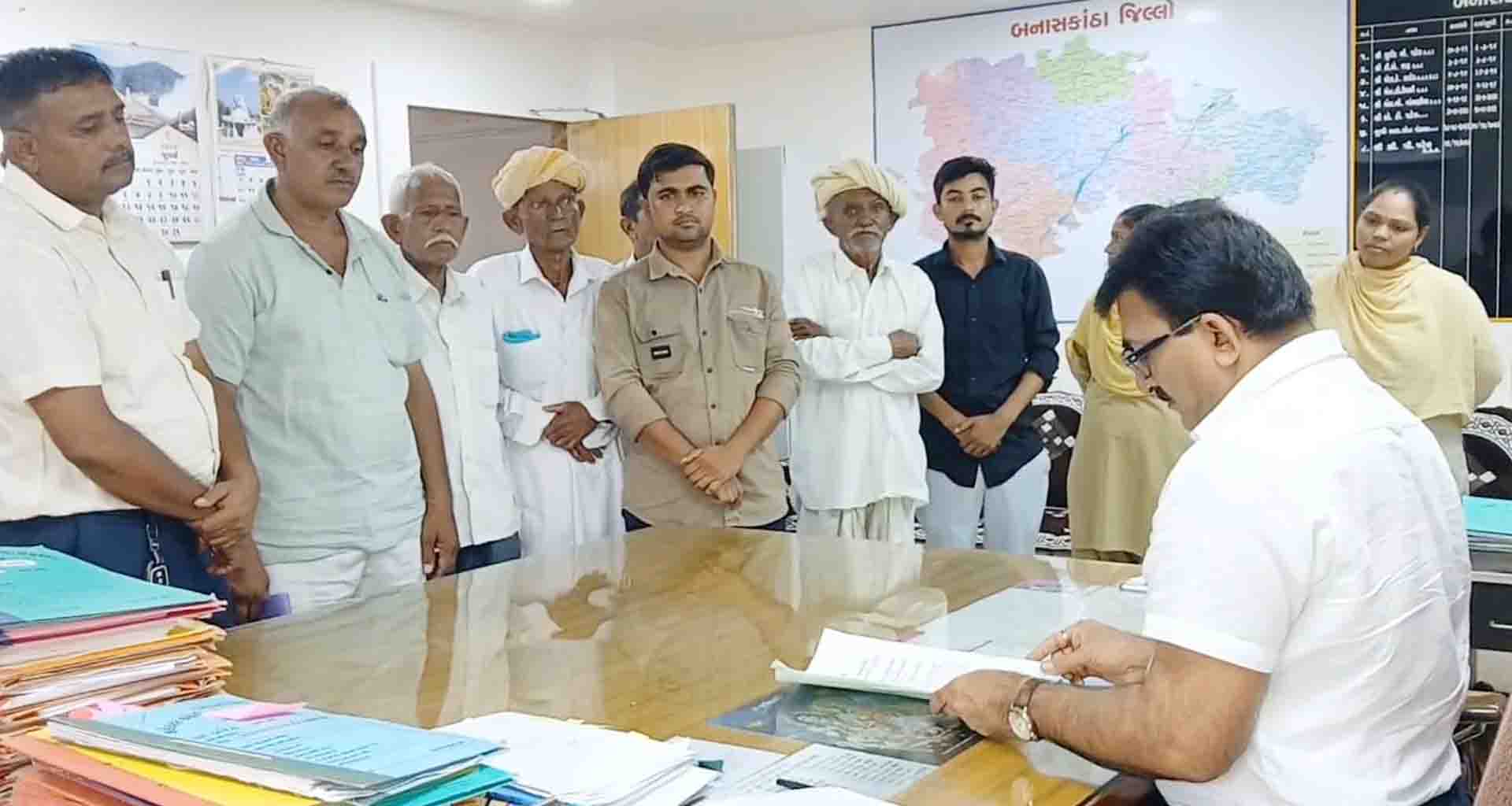 પાલનપુરના આંત્રોલી ગામના ખેડૂતોનો જમીન વિવાદ કલેક્ટર કચેરીએ પહોંચ્યો