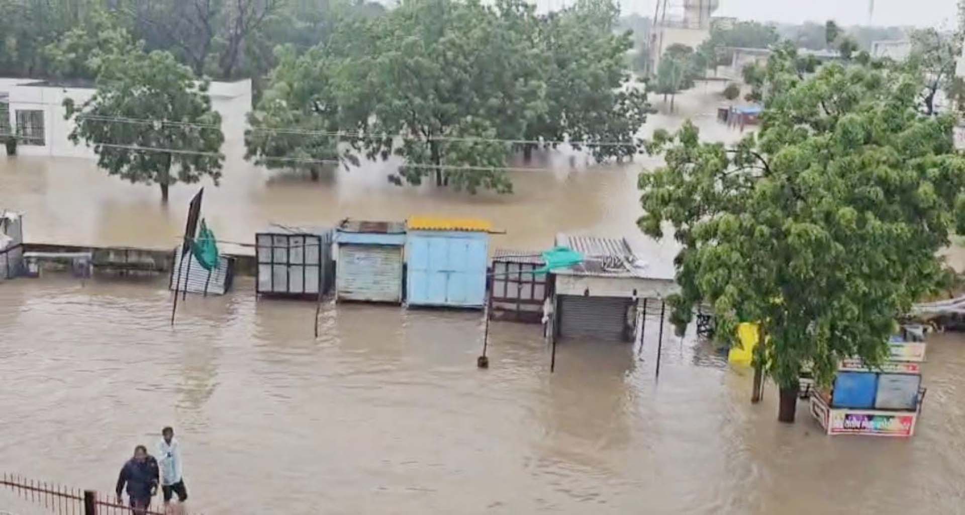 સરહદી વાવ-સુઇગામ પંથકમાં મેઘરાજાનું રૌદ્ર સ્વરૂપ : જનજીવન ખોરવાયું